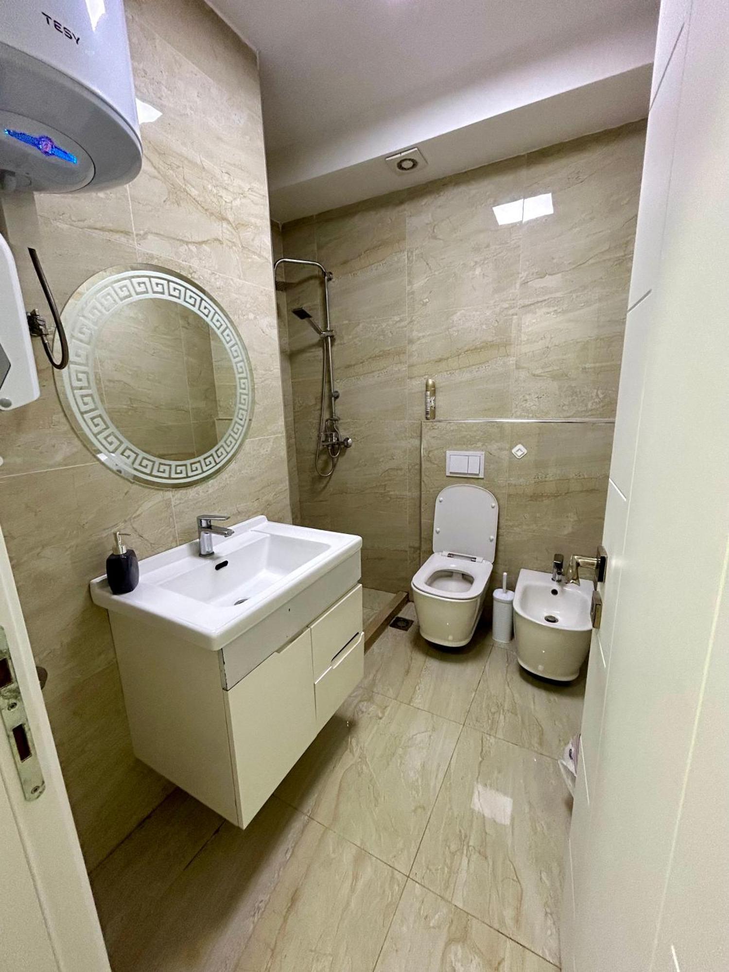 A&X Lovely And Central Apartment - 24H Self Check-In Tirana Buitenkant foto